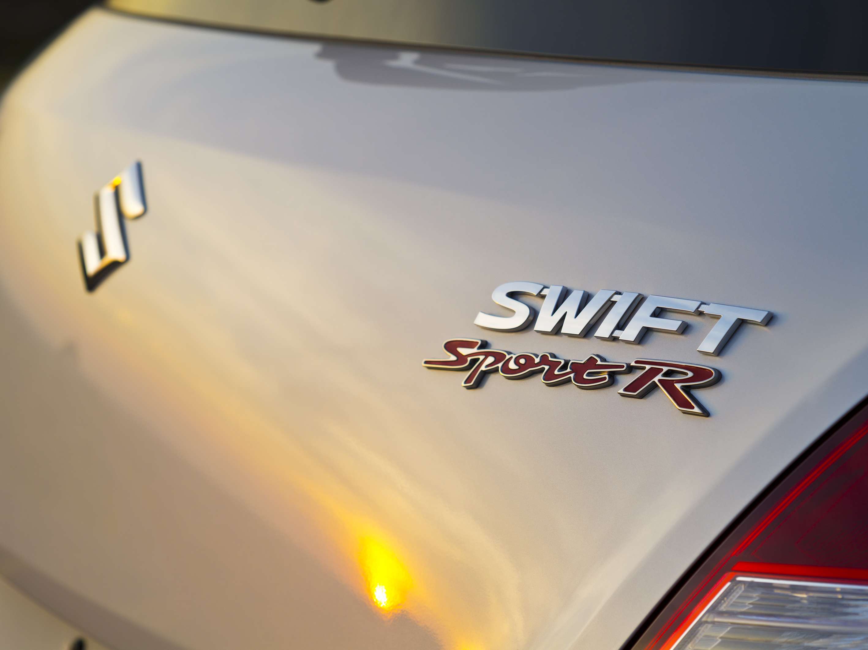 Suzuki Swift - Página 2 Crédito-Sergio-Chvaicer_Logo-traseira