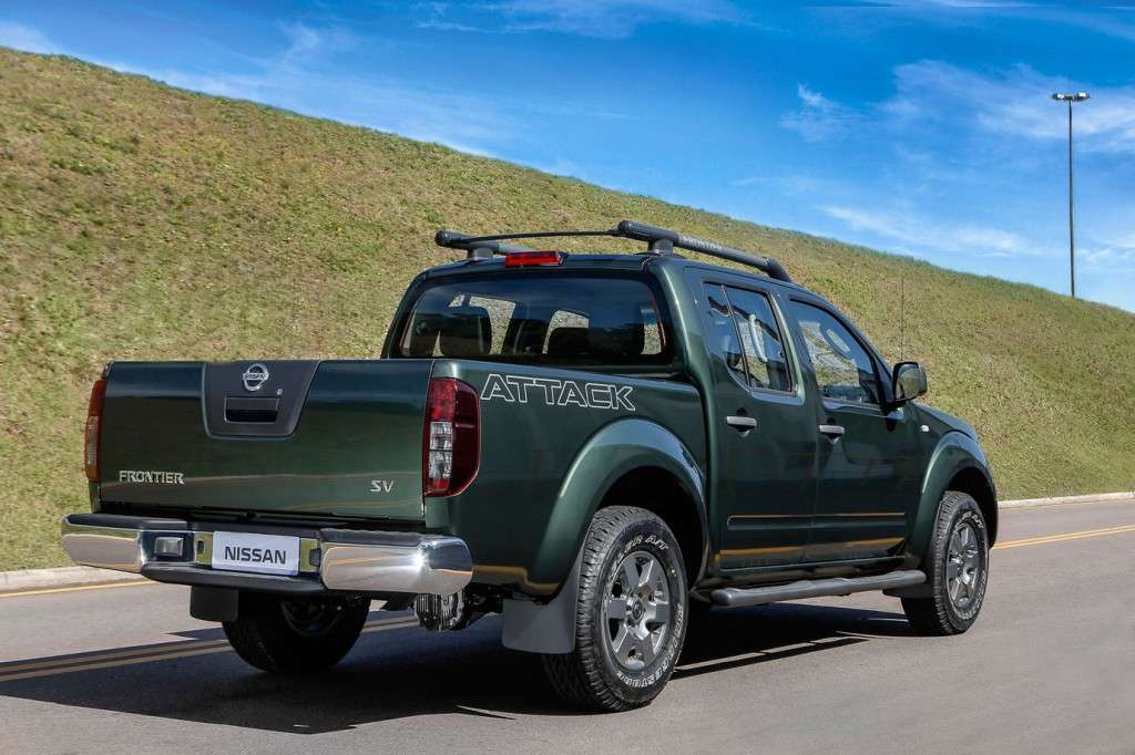 Nissan_Frontier_SV_Attack_4X4_2015_2