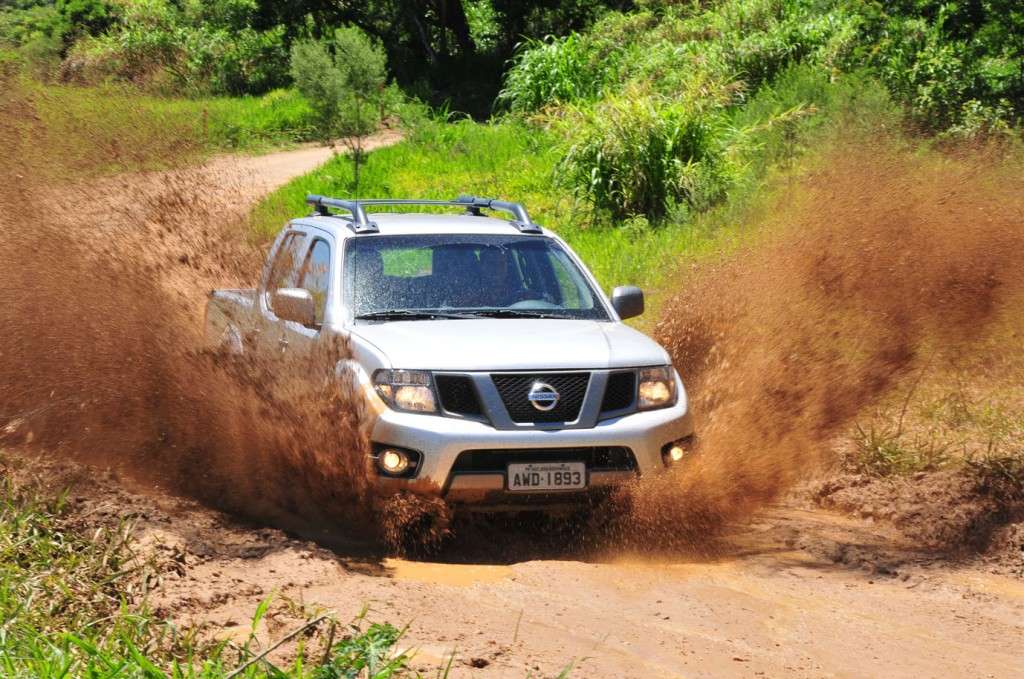 Nissan_Frontier_SV_Attack_4X4_2015_4