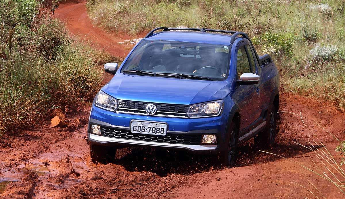 Volkswagen Saveiro Cross azul andando na lama