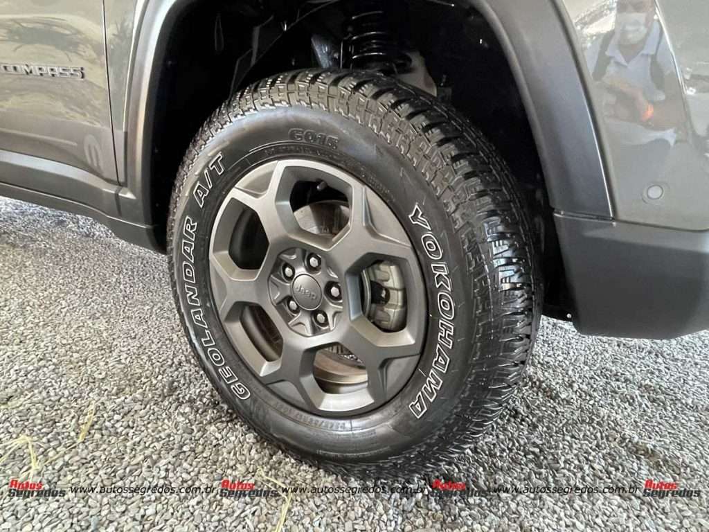Jeep Compass Trailhawk Mopar exclusive wheels and tires