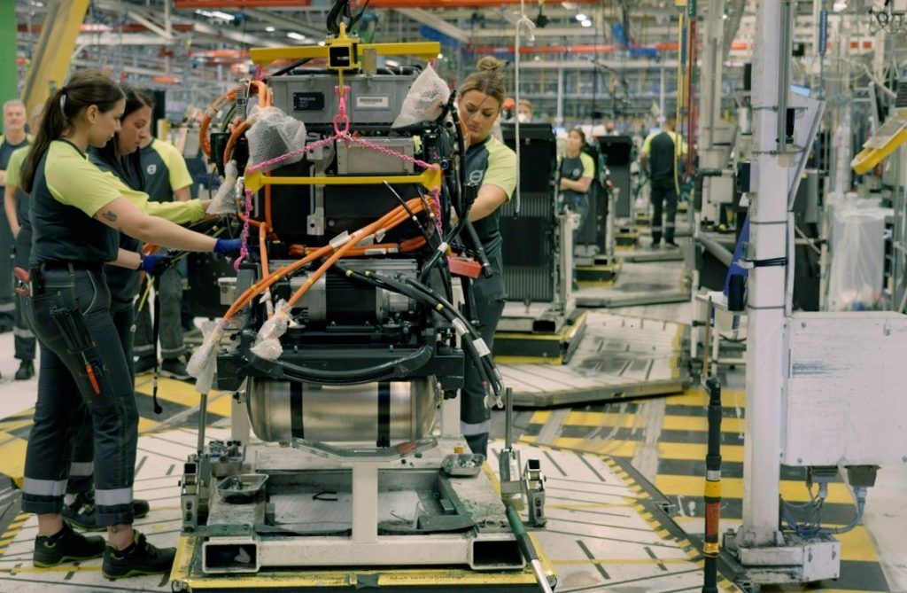 Linha de produção de caminhões elétrico da Volvo na Europa