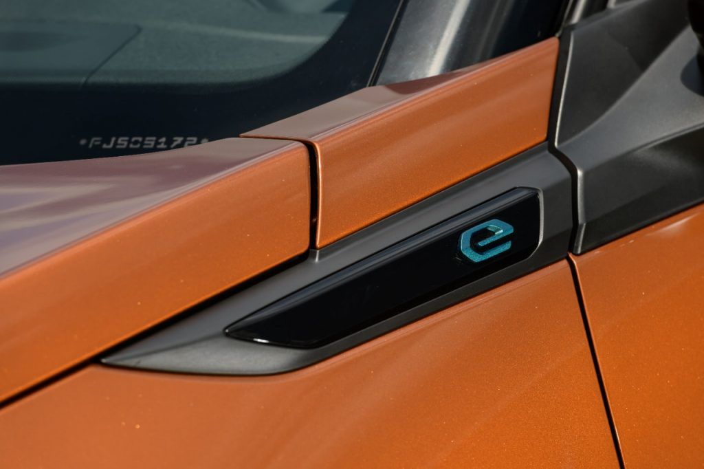 Peugeot e-2008 GT 2023 na cor laranja 