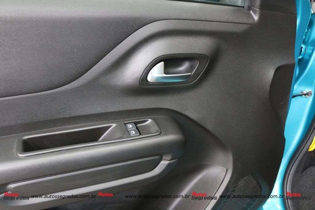 comandos dos vidros elétricos do novo Citroën C3 1.0 Feel 2023