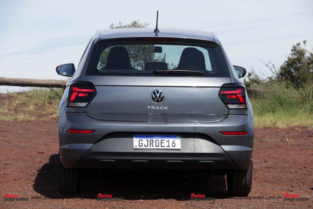 Volkswagen Polo Track 2023 na cor Cinza Platinum de traseira