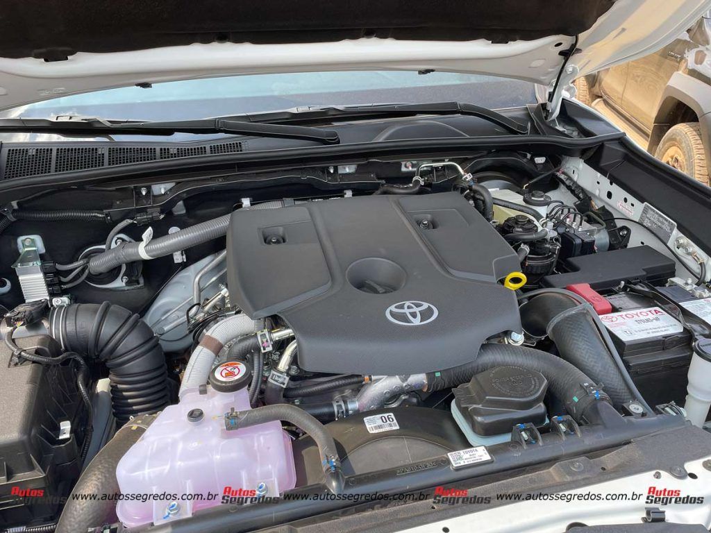 motor da Toyota Hilux GR Sport 2024 de frente na cor branca