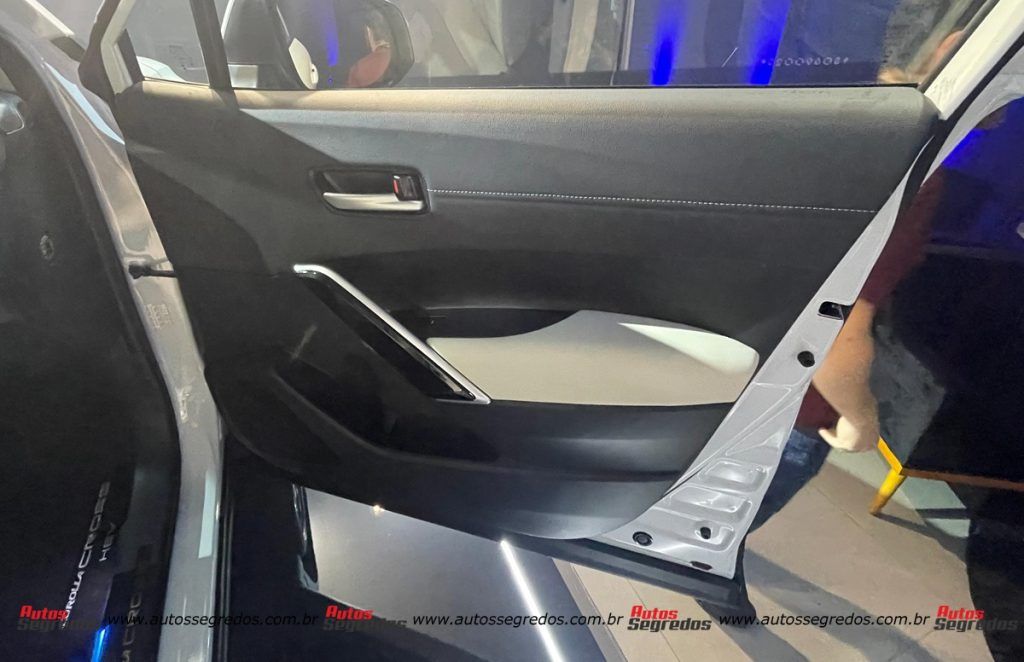 forro de porta dianteiro direito do Toyota Corolla Cross XRX Hybrid 2025